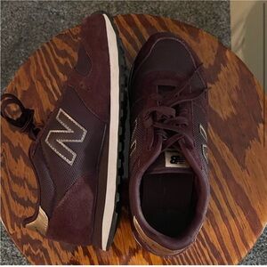 Maroon new balance tennis shoes